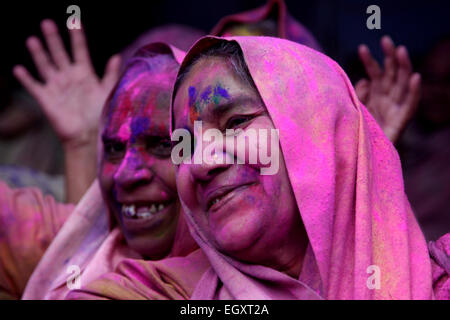 Ashram, Vrindavan, India. 03 Mar, 2015. Le vedove indù giocare polvere colorata come una parte di Holi celebrazioni organizzate dalla ONG Sulabh International in un Ashram di Vrindavan. Holi è una festa di primavera conosciuto anche come il festival dei colori o il festival dell'amore. Si tratta di un antico indù festival religiosi che è diventata popolare con i non indù in molte parti dell Asia del Sud. © Anil Kumar/Pacific Press/Alamy Live News Credito: PACIFIC PRESS/Alamy Live News Foto Stock