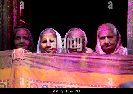 Ashram, Vrindavan, India. 03 Mar, 2015. Le vedove indù giocare polvere colorata come una parte di Holi celebrazioni organizzate dalla ONG Sulabh International in un Ashram di Vrindavan. Holi è una festa di primavera conosciuto anche come il festival dei colori o il festival dell'amore. Si tratta di un antico indù festival religiosi che è diventata popolare con i non indù in molte parti dell Asia del Sud. © Anil Kumar/Pacific Press/Alamy Live News Credito: PACIFIC PRESS/Alamy Live News Foto Stock