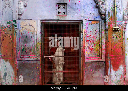 Ashram, Vrindavan, India. 03 Mar, 2015. Una vedova si erge a loro la porta della stanza a guardare il Holi celebrazione martedì al secolo vecchio 'Pagal Baba Ashram' in Vrindavan, India. È probabilmente la prima volta quando le vedove da Varanasi uniscono le loro sorelle in Vrindavan per celebrare la festa di colori, la rottura di una secolare tradizione indù, una release emesse dalle ONG Sulabh International ha detto. © Shashi Sharma/Pacific Press/Alamy Live News Credito: PACIFIC PRESS/Alamy Live News Foto Stock