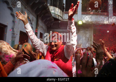 Ashram, Vrindavan, India. 03 Mar, 2015. Le vedove indù giocare con fiori come una parte di Holi celebrazioni organizzate dalla ONG Sulabh International in un Ashram di Vrindavan. Holi è una festa di primavera conosciuto anche come il festival dei colori o il festival dell'amore. Si tratta di un antico indù festival religiosi che è diventata popolare con i non indù in molte parti dell Asia del Sud. © Anil Kumar/Pacific Press/Alamy Live News Credito: PACIFIC PRESS/Alamy Live News Foto Stock