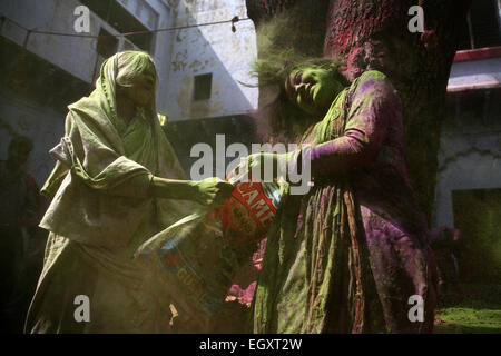 Ashram, Vrindavan, India. 03 Mar, 2015. Le vedove indù giocare polvere colorata come una parte di Holi celebrazioni organizzate dalla ONG Sulabh International in un Ashram di Vrindavan. Holi è una festa di primavera conosciuto anche come il festival dei colori o il festival dell'amore. Si tratta di un antico indù festival religiosi che è diventata popolare con i non indù in molte parti dell Asia del Sud. © Anil Kumar/Pacific Press/Alamy Live News Credito: PACIFIC PRESS/Alamy Live News Foto Stock