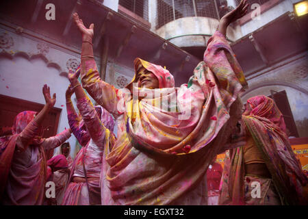 Ashram, Vrindavan, India. 03 Mar, 2015. Le vedove indù giocare polvere colorata come una parte di Holi celebrazioni organizzate dalla ONG Sulabh International in un Ashram di Vrindavan. Holi è una festa di primavera conosciuto anche come il festival dei colori o il festival dell'amore. Si tratta di un antico indù festival religiosi che è diventata popolare con i non indù in molte parti dell Asia del Sud. © Anil Kumar/Pacific Press/Alamy Live News Credito: PACIFIC PRESS/Alamy Live News Foto Stock