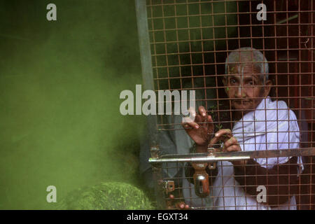 Ashram, Vrindavan, India. 03 Mar, 2015. Le vedove indù giocare polvere colorata come una parte di Holi celebrazioni organizzate dalla ONG Sulabh International in un Ashram di Vrindavan. Holi è una festa di primavera conosciuto anche come il festival dei colori o il festival dell'amore. Si tratta di un antico indù festival religiosi che è diventata popolare con i non indù in molte parti dell Asia del Sud. © Anil Kumar/Pacific Press/Alamy Live News Credito: PACIFIC PRESS/Alamy Live News Foto Stock