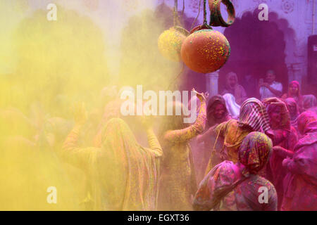 Ashram, Vrindavan, India. 03 Mar, 2015. Le vedove indù giocare polvere colorata come una parte di Holi celebrazioni organizzate dalla ONG Sulabh International in un Ashram di Vrindavan. Holi è una festa di primavera conosciuto anche come il festival dei colori o il festival dell'amore. Si tratta di un antico indù festival religiosi che è diventata popolare con i non indù in molte parti dell Asia del Sud. © Anil Kumar/Pacific Press/Alamy Live News Credito: PACIFIC PRESS/Alamy Live News Foto Stock