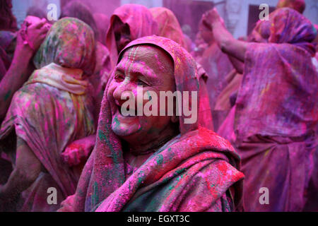 Ashram, Vrindavan, India. 03 Mar, 2015. Le vedove indù giocare polvere colorata come una parte di Holi celebrazioni organizzate dalla ONG Sulabh International in un Ashram di Vrindavan. Holi è una festa di primavera conosciuto anche come il festival dei colori o il festival dell'amore. Si tratta di un antico indù festival religiosi che è diventata popolare con i non indù in molte parti dell Asia del Sud. © Anil Kumar/Pacific Press/Alamy Live News Credito: PACIFIC PRESS/Alamy Live News Foto Stock