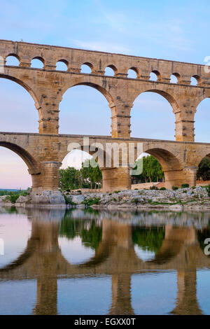 Pont du Gard acquedotto romano oltre il fiume Gard al tramonto Foto Stock