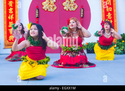 Il tahitiano ballerini folk eseguire presso il Capodanno cinese che si terrà a Las Vegas Foto Stock