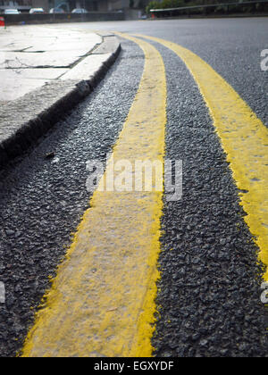 Doppio giallo linee sulla strada del Regno Unito Foto Stock