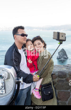 I turisti, famiglia, prendendo selfie, selfie foto, selfie stick, punto di vista, lato nord del Golden Gate Bridge, città di Sausalito, Sausalito, California Foto Stock