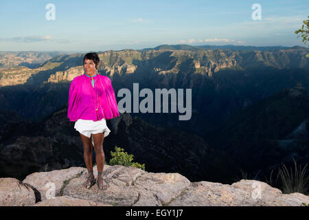 Un mondo di classe Raramuri runner in posa per una foto in Cooper Canyon, Chihuahua Foto Stock