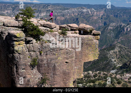 Un mondo di classe Raramuri runner in posa per una foto in Cooper Canyon, Chihuahua Foto Stock