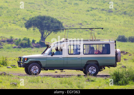 Jeep sulla natura africana safari. Foto Stock