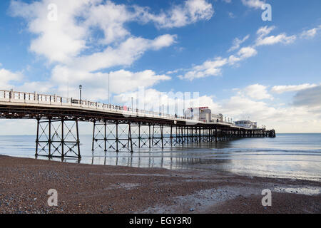 Worthing Pier e dalla spiaggia, West Sussex, in Inghilterra, Regno Unito Foto Stock