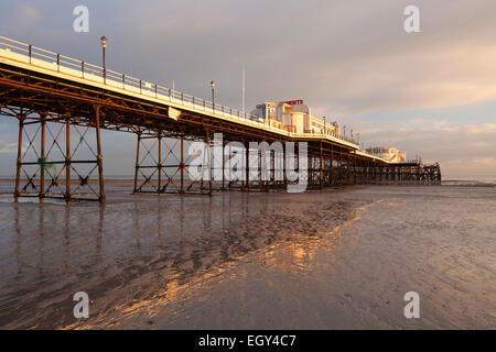 Worthing pier e la spiaggia con la bassa marea. West Sussex, in Inghilterra, Regno Unito Foto Stock