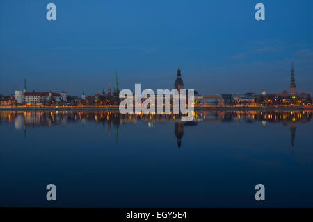 Riga, Lettonia. Vista panoramica Old Riga. Vista notturna. Foto Stock