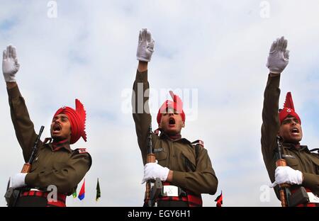 (150304) -- SRINAGAR, 4 marzo, 2015 (Xinhua) -- recluta dell esercito indiano di Jammu e Kashmir luce Reggimento di Fanteria (JKLIR) prestare giuramento durante un passaggio-out parade presso un esercito base in Srinagar, capitale estiva di Indiano-Kashmir controllata, 4 marzo, 2015. Un totale di 179 reclute sono state formalmente introdotto nell'esercito indiano al termine di nove mesi di formazione rigorosa in forma fisica, arma di manipolazione e le operazioni di commando, hanno detto i funzionari. (Xinhua/Javed Dar) Foto Stock