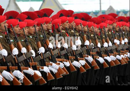 (150304) -- SRINAGAR, 4 marzo, 2015 (Xinhua) -- recluta dell esercito indiano di Jammu e Kashmir luce Reggimento di Fanteria (JKLIR) a prendere parte a un passante-out parade presso un esercito base in Srinagar, capitale estiva di Indiano-Kashmir controllata, 4 marzo, 2015. Un totale di 179 reclute sono state formalmente introdotto nell'esercito indiano al termine di nove mesi di formazione rigorosa in forma fisica, arma di manipolazione e le operazioni di commando, hanno detto i funzionari. (Xinhua/Javed Dar) Foto Stock