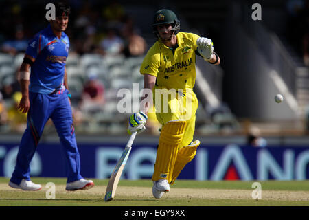 Perth, Australia. 04 Mar, 2015. ICC Cricket World Cup. Australia contro l'Afghanistan. Steve Smith falcate fuori a fare la sua cordonatura. Credito: Azione Sport Plus/Alamy Live News Foto Stock