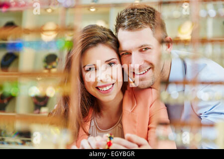 Sorridenti matura in gioielliere store l'acquisto di gioielli Foto Stock