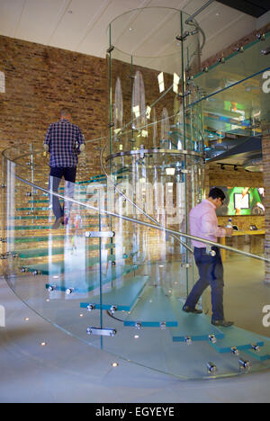 Scala in vetro presso il negozio Apple Store in Covent Garden di Londra. Foto Stock