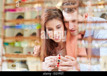 Coppia felice acquisto juwelry insieme in un negozio Foto Stock