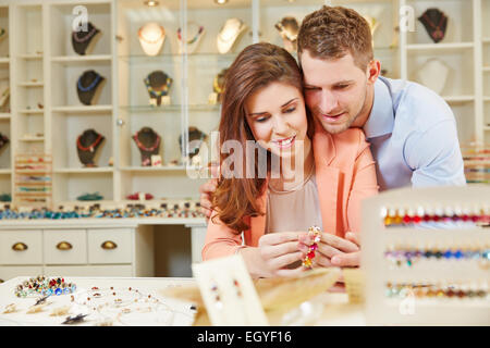 Coppia felice acquisto juwelry insieme a un gioielliere store Foto Stock