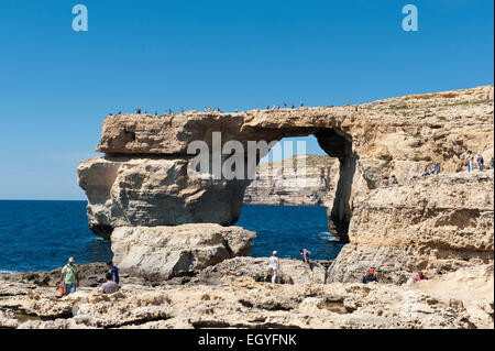 Arco naturale fatto di un calcare noto come Corallian inferiore, sulla costa, turisti, Azure Window, Dwejra Point, nella costa occidentale di Gozo Foto Stock