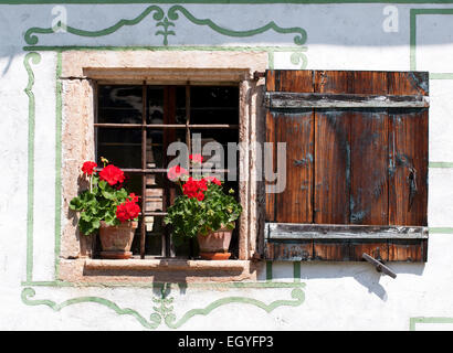 Finestra con gerani, agriturismo, open-air museum Großgmain, Großgmain, Stato di Salisburgo, Austria Foto Stock