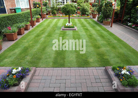 Curatissimi ben tenute ornato giardino anteriore, Nottingham Foto Stock