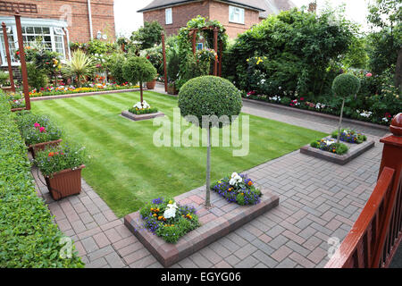 Curatissimi ben tenute ornato giardino anteriore, Nottingham Foto Stock