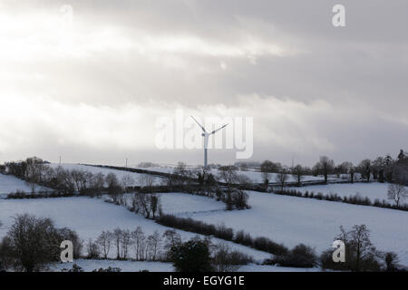 Turbina eolica guardando oltre Cootie Hill nella contea di Cavan su un inverni nevosi giorno. Foto Stock