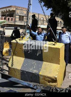 Sanaa, Yemen. Mar 4, 2015. Sicurezza yemenite membri di eliminare gli ostacoli che sono stati impostati nella parte anteriore dell'AMBASCIATA DEGLI STATI UNITI dopo che esso è stato chiuso ai primi di febbraio, in Sanaa, capitale dello Yemen, il 4 marzo 2015. Più di dieci paesi hanno chiuso il loro ambasciate a Sanaa agli inizi di febbraio per protestare contro la Houthi il rilevamento di potenza. © Hani Ali/Xinhua/Alamy Live News Foto Stock