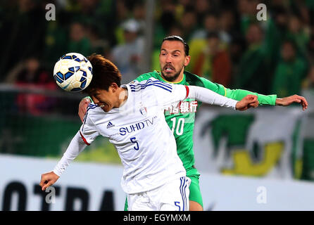 Pechino, Cina. Mar 4, 2015. Jo Sungjin (L) della Corea del Sud, Suwon Samsung FC con vies Dejan Damjanovic di della Cina di Pechino Guoan durante il gruppo G secondo round in abbinamento al 2015 AFC Champions League a Pechino Capitale della Cina, 4 marzo, 2015. © Cao può/Xinhua/Alamy Live News Foto Stock