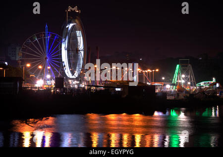 Una vista di Pongal annuale fiera dal ponte Napier a isola la massa di Chennai, Tamilnadu, India, con riflessi nel fiume Coovum Foto Stock