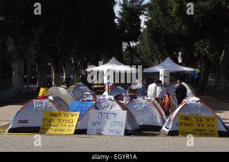 I giovani israeliani dimostrando in Rothschild boulevard durante il costo della vita protesta a Tel Aviv in Israele. La giustizia sociale protestare anche chiamato tende protesta erano una serie di manifestazioni in Israele a partire dal mese di luglio 2011 coinvolge centinaia di migliaia di manifestanti da una varietà di socio-economica opponendosi al continuo aumento del costo della vita in particolare l'alloggiamento. Foto Stock