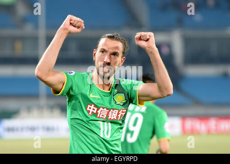 Pechino, Cina. Mar 4, 2015. Dejan Damjanovic della Cina Guoan Pechino celebra dopo il punteggio contro la Corea del Sud del Suwon Samsung FC durante il gruppo G secondo round in abbinamento al 2015 AFC Champions League a Pechino Capitale della Cina, 4 marzo, 2015. © Guo Yong/Xinhua/Alamy Live News Foto Stock