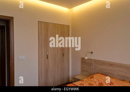 Camera da letto in fresco appartamento ristrutturato con moderna illuminazione a LED in Sofia Bulgaria Foto Stock