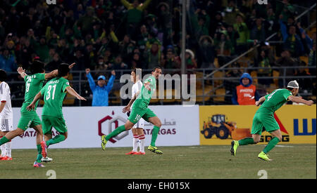 Pechino, Cina. Mar 4, 2015. Dejan Damjanovic 2 (R) della Cina Guoan Pechino celebra dopo il punteggio contro la Corea del Sud del Suwon Samsung FC durante il gruppo G secondo round in abbinamento al 2015 AFC Champions League a Pechino Capitale della Cina, 4 marzo, 2015. © Cao può/Xinhua/Alamy Live News Foto Stock