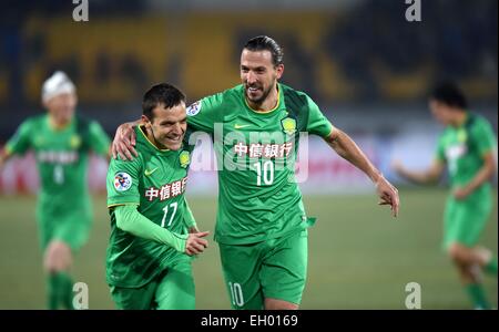 Pechino, Cina. Mar 4, 2015. Dejan Damjanovic (R) della Cina Guoan Pechino celebra con il suo compagno di squadra Batalla dopo il punteggio contro la Corea del Sud del Suwon Samsung FC durante il loro gruppo G secondo round in abbinamento al 2015 AFC Champions League a Pechino Capitale della Cina, 4 marzo, 2015. © Guo Yong/Xinhua/Alamy Live News Foto Stock