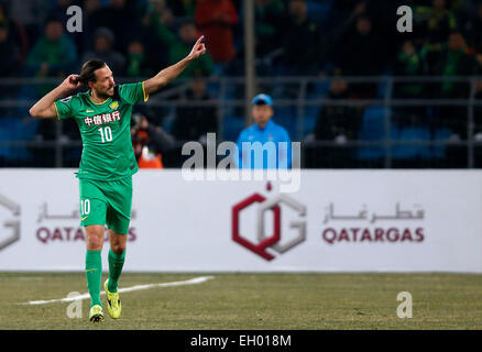 (150304) -- PECHINO, Marzo 4, 2015(Xinhua) -- Dejan Damjanovic della Cina Guoan Pechino celebra dopo il punteggio contro la Corea del Sud del Suwon Samsung FC durante il loro gruppo G secondo round in abbinamento al 2015 AFC Champions League a Pechino Capitale della Cina, 4 marzo, 2015. Guoan Pechino ha vinto 1-0.(Xinhua/Wang Lili) Foto Stock