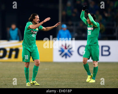 (150304) -- PECHINO, Marzo 4, 2015(Xinhua) -- Dejan Damjanovic (L) della Cina Guoan Pechino celebra dopo il punteggio contro la Corea del Sud del Suwon Samsung FC durante il loro gruppo G secondo round in abbinamento al 2015 AFC Champions League a Pechino Capitale della Cina, 4 marzo, 2015. Guoan Pechino ha vinto 1-0.(Xinhua/Wang Lili) Foto Stock