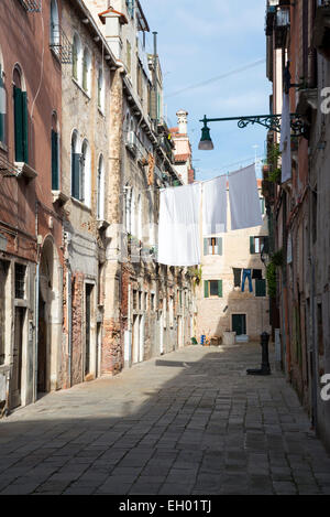 Servizio lavanderia appesi ad asciugare a Venezia, Italia Foto Stock