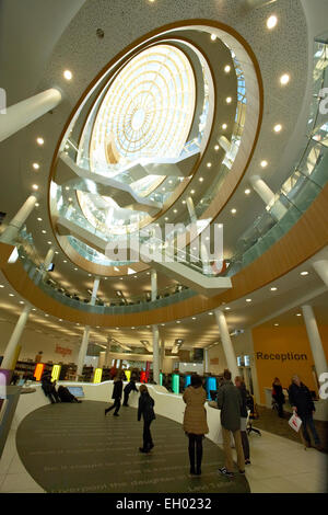 Interno della Biblioteca centrale di Liverpool Merseyside Regno Unito Foto Stock