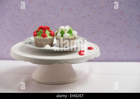 Tortine con bocciolo di rosa di fondente Foto Stock