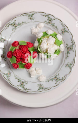 Tortine con bocciolo di rosa di fondente Foto Stock