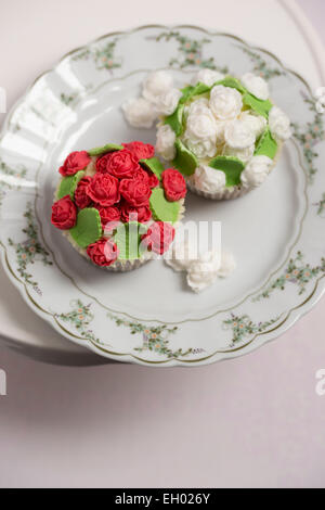 Tortine con bocciolo di rosa di fondente Foto Stock