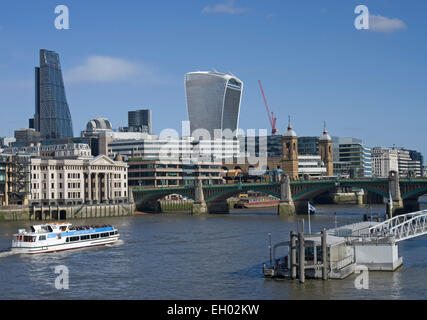 London skyline della città con il walkie-talkie, Cannon Street Station e la grattugia a sinistra Foto Stock