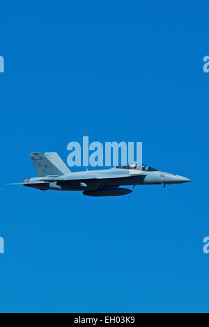 Vicino la vista di profilo di un US Navy F/A-18F Super Hornet jet fighter Flting nei cieli sopra la California. Foto Stock