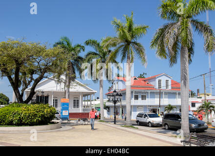 Centrale Piazza della città coloniale con edifici vecchi intorno a. Parque de la Restauracion San Felipe de Puerto Plata Repubblica Dominicana Antille Foto Stock