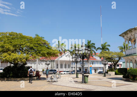 Centrale Piazza della città coloniale con edifici antichi. Parque de la Restauracion, San Felipe de Puerto Plata, Repubblica Dominicana Foto Stock